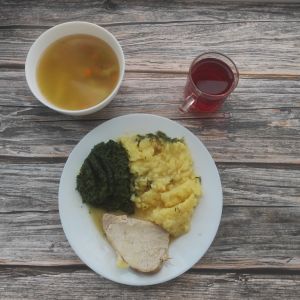 Zdjęcie przedstawia Dietę łatwostrawną: Jarzynowa z makaronem Bitka schabowa duszona Sos własny Ziemniaki z koperkiem gotowane Szpinak gotowany z olejem Kompot owocowy